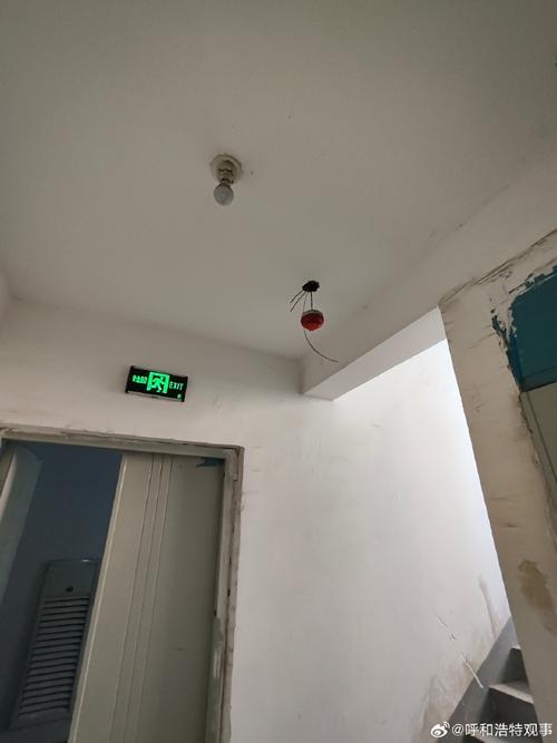 商住楼盘楼道过期失效烟感探测器实拍