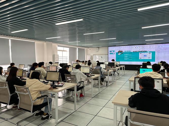 华为与深圳职院共建的ICT实训教室