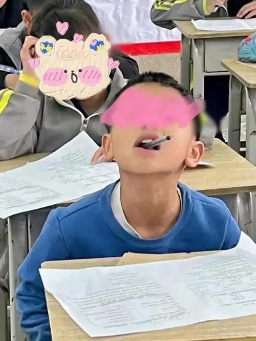 小学课堂后排走神孩子侧影