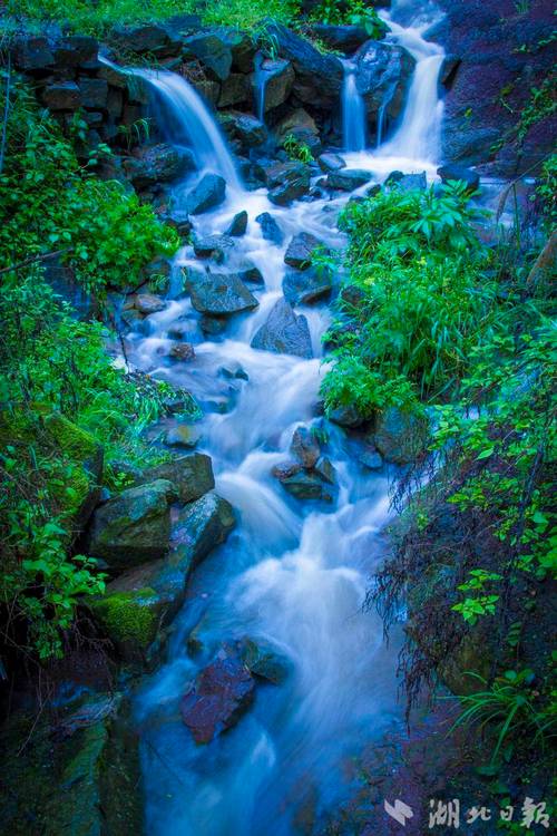湖北南漳黄龙沟山间溪流踩水场景