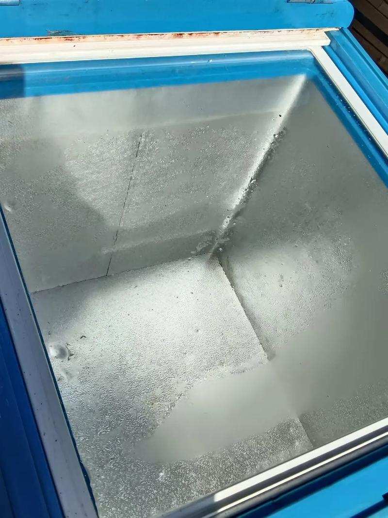 冷库环境中工业标签起泡损坏实物特写
