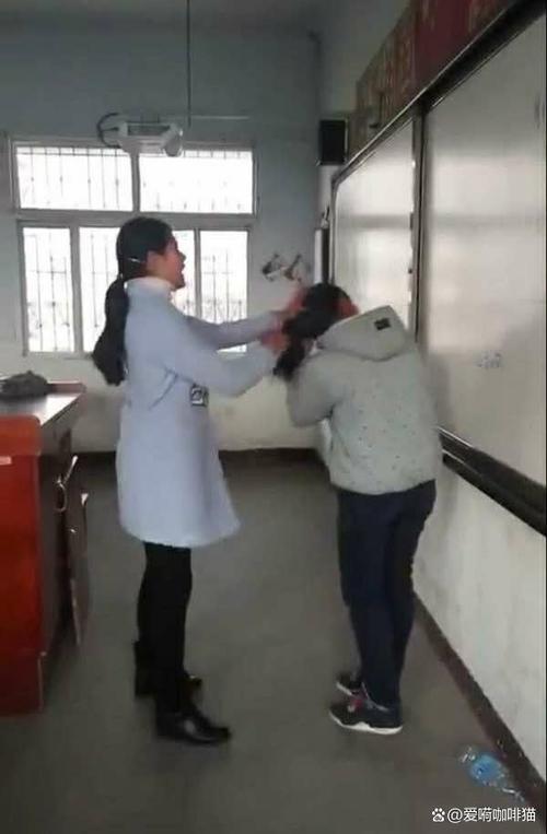 学校走廊里一个孩子低着头被老师训斥