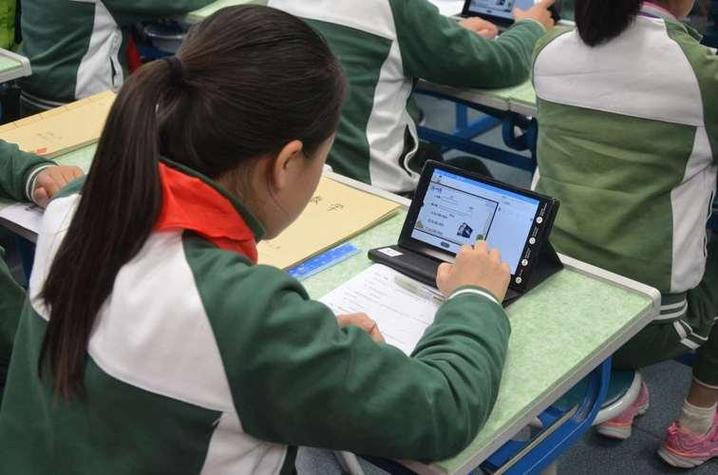 教师利用平板电脑进行控辍保学数据监测