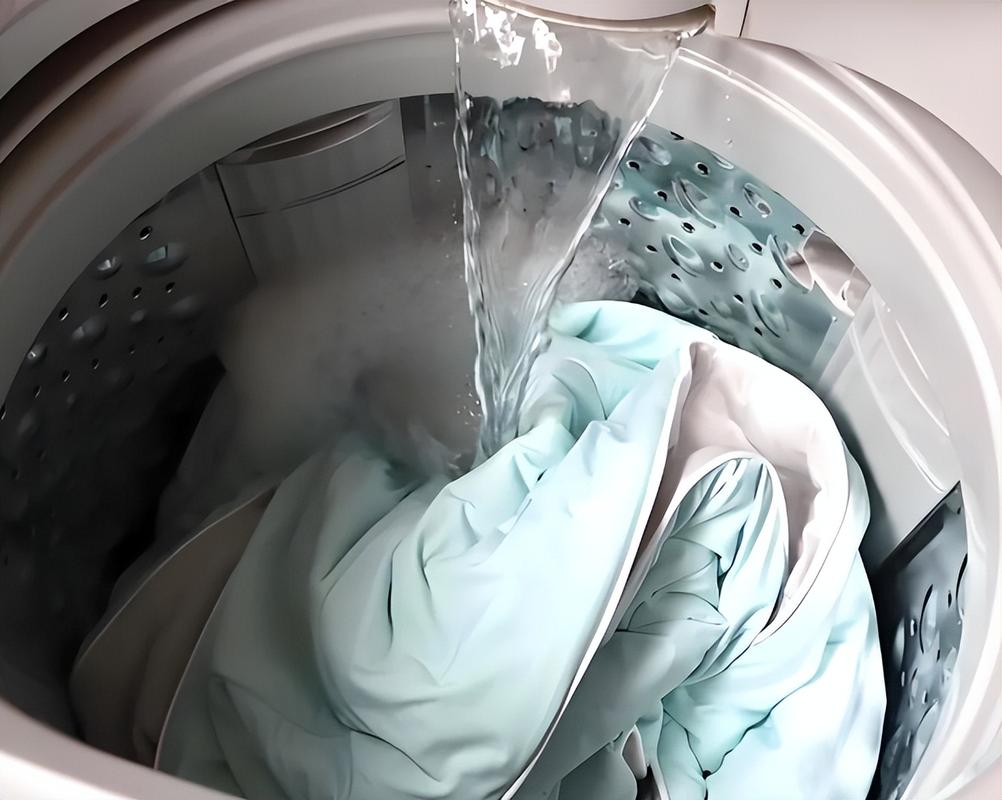 床品高温洗涤除螨的洗衣机操作特写图
