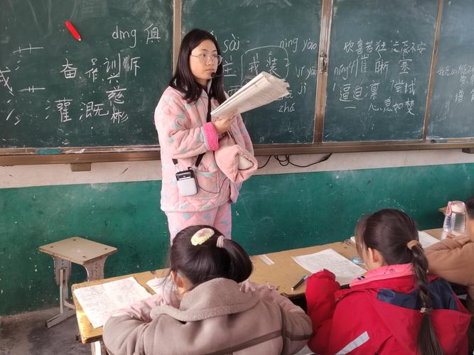 特岗教师在乡村小学上课场景