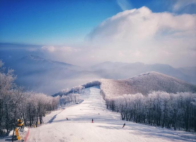 吉林松花湖滑雪场冬季初级道雪景