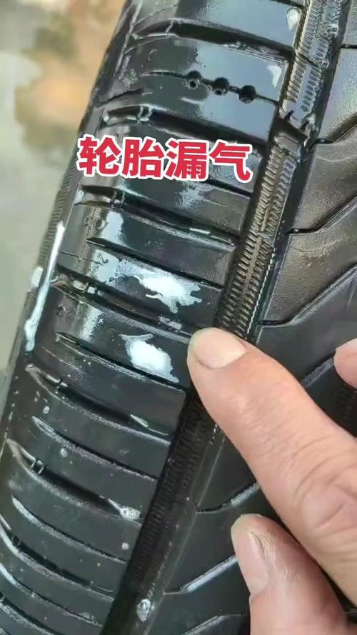 汽修店泡水检测轮胎漏气现场图