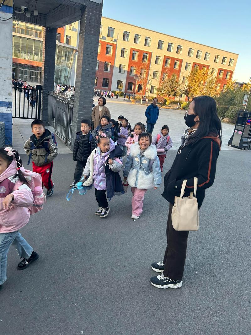 小学放学校门口接孩子场景