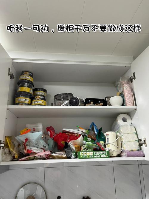 家庭吊柜顶部乱堆杂物场景图