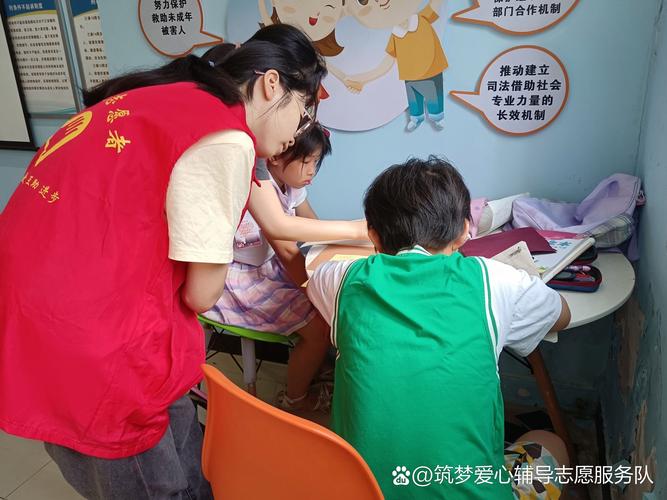 志愿者给重病儿童讲故事