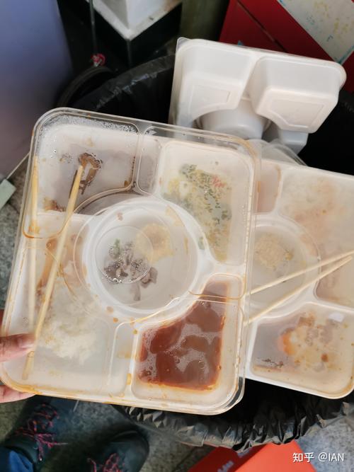 夏季餐桌上拆完的外卖空包装实拍