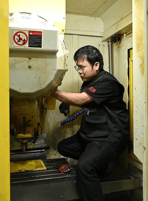 数控铝型材加工中心自动换刀操作