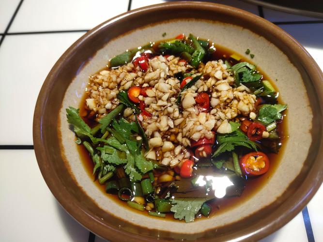 火锅油碟蒜泥香菜特写