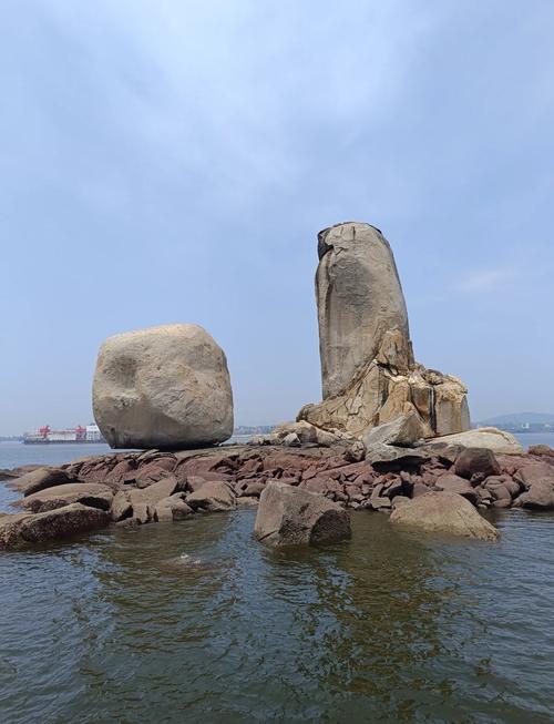 成山头海蚀柱将军石,海浪拍打下屹立