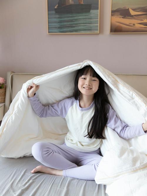 3岁幼儿窝在被子里对着妈妈碎碎念的温馨实拍