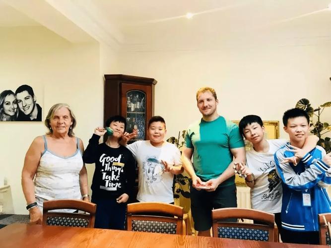 澳洲本地寄宿家庭孩子周末户外出行合影