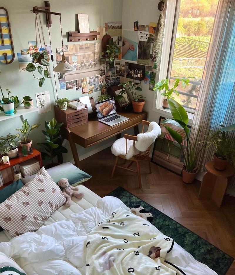 独居单身青年出租屋书桌日常场景
