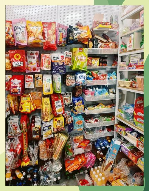 小学门口小卖部老板数一捆铅笔的日常画面