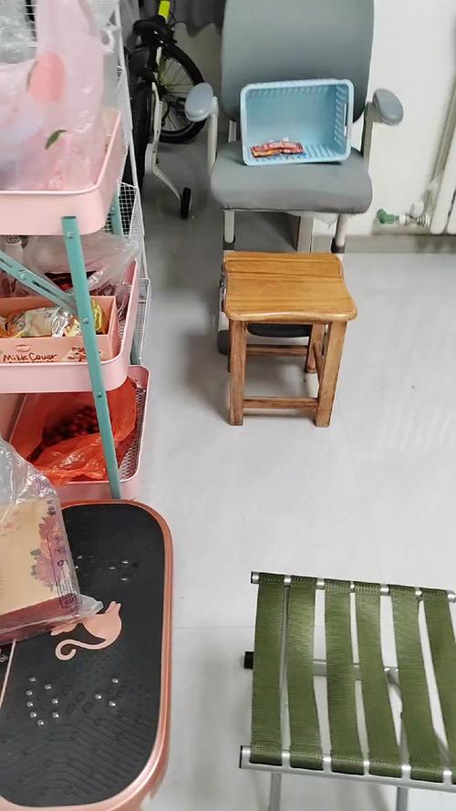 老人踩塑料小凳够衣柜顶物品的危险场景