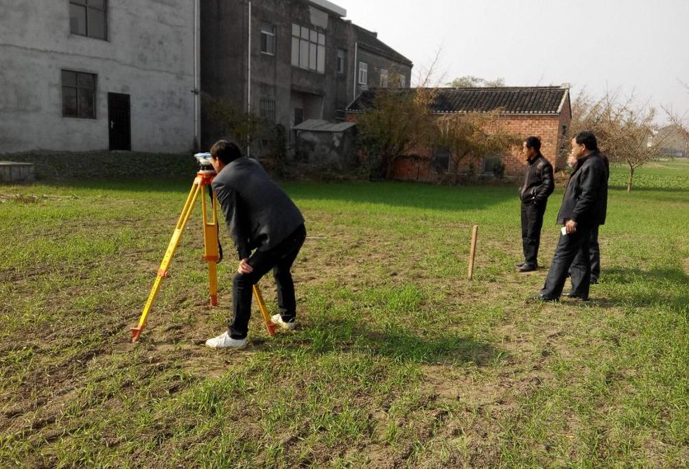 拆迁律师与村民核对房屋测量图纸现场