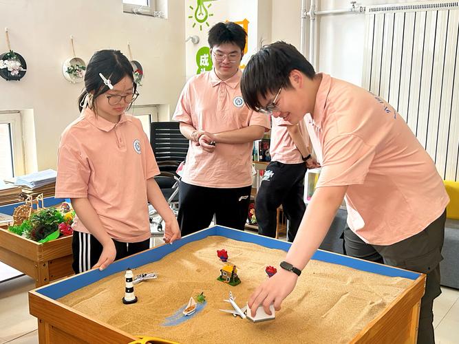 心理老师与学生一对一心理咨询场景 沙盘 温柔交流