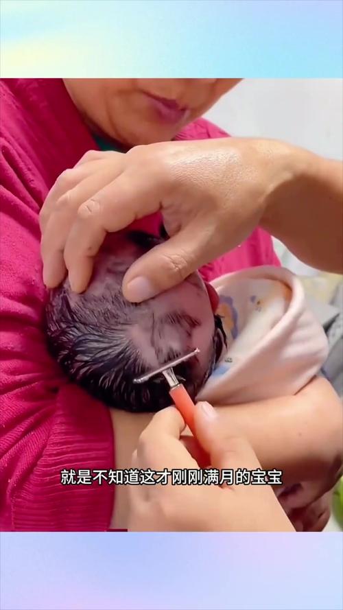 新手妈妈给睡着的6个月宝宝剪胎发动作示范