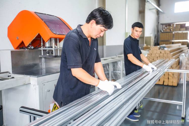 车间内切削加工难加工材料场景