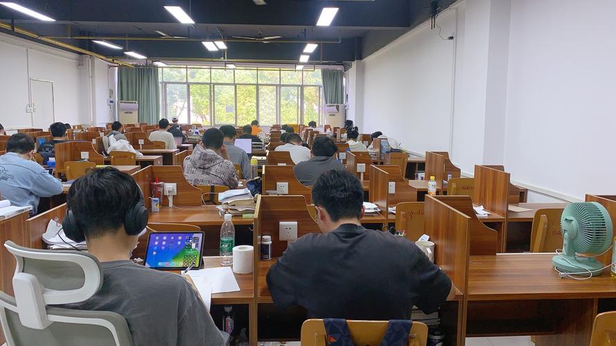 二战考研考生图书馆自习桌面