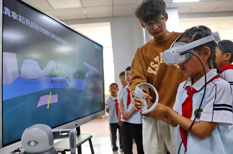 乡村小学生在机房里戴VR头盔体验虚拟生态系统