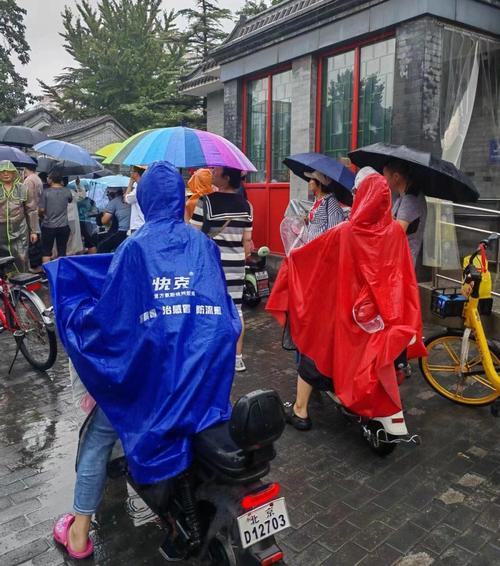 锋面天气系统过境城市阴雨天小区门口接娃场景
