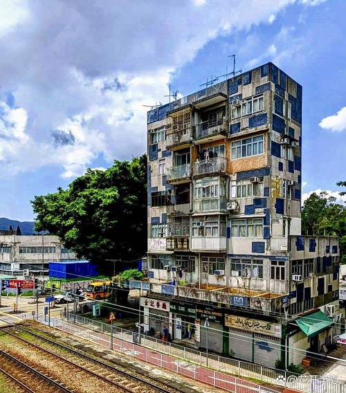 香港深水埗唐楼外墙伸出的晾衣竹竿