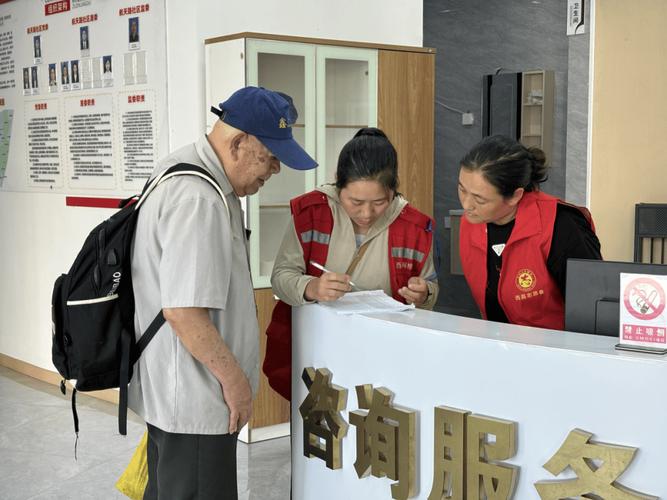 群众在街道办事处咨询违建处理登记场景