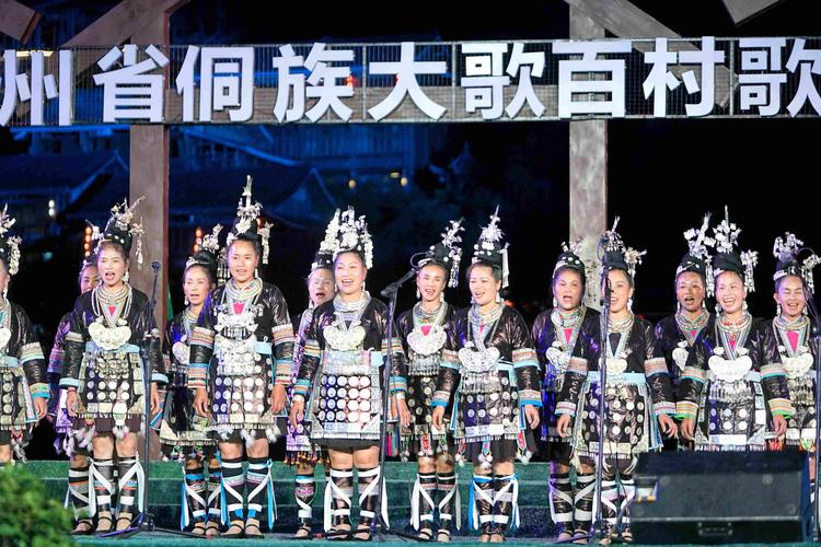 黎平三龙侗寨鼓楼坪夜间侗族大歌演唱现场