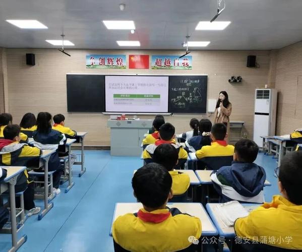教师在信息科技课堂上用不插电活动教学
