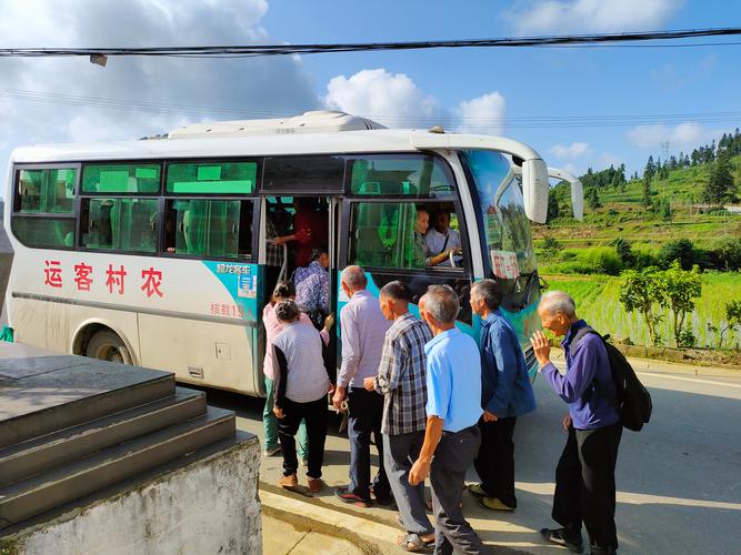 乡村山脚路边祖孙等长途客车实拍