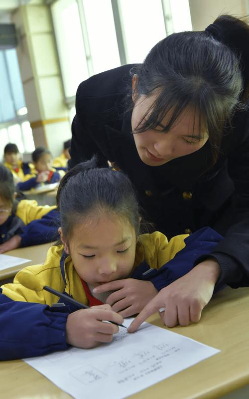 小学课堂儿童掌心专注力训练实拍