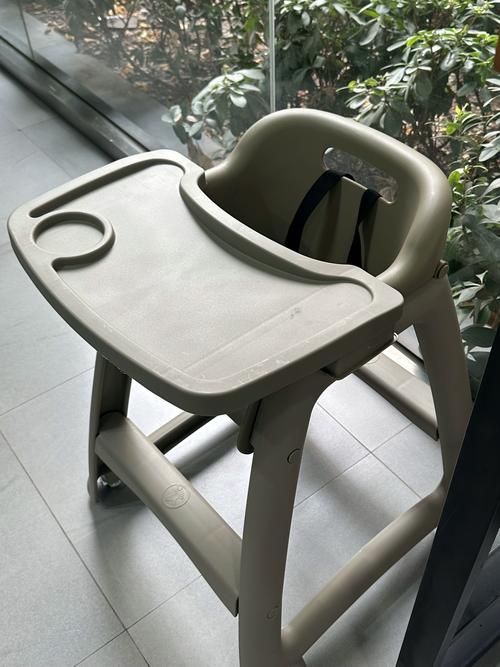 可拆卸变形成小桌子的多功能儿童餐椅