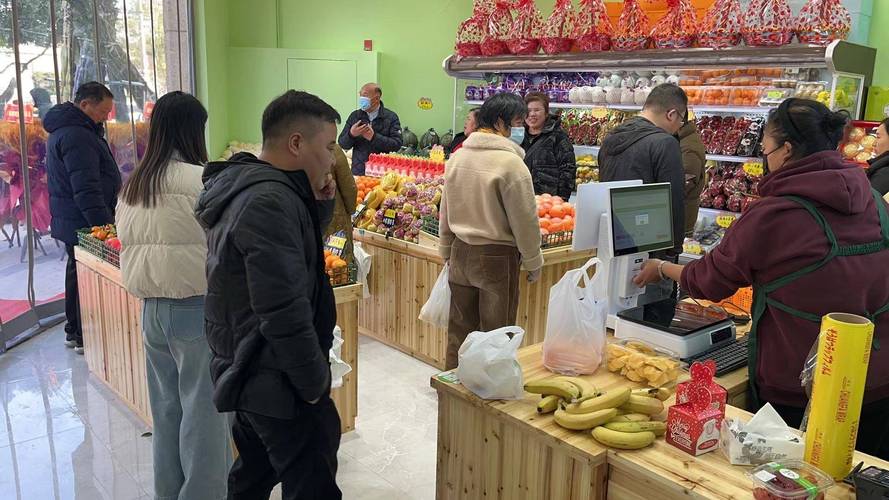 实体水果店老板对着企微好友列表发愁的真实场景