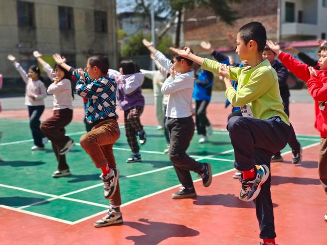 小学课后服务武术课练习场景