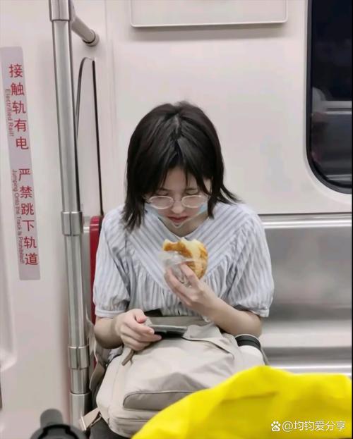 普通人赶时间在地铁上啃凉包子的日常场景