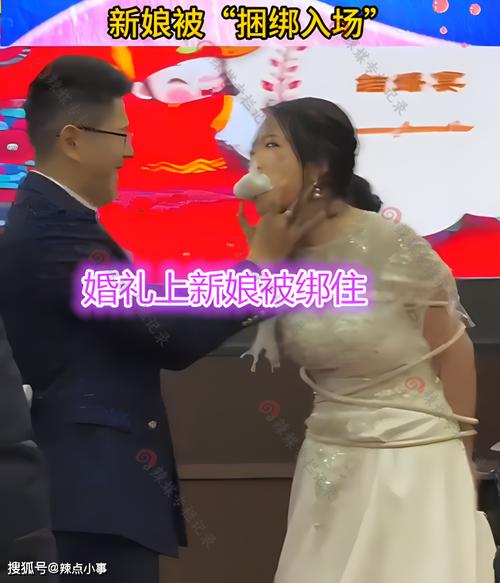 婚礼上新郎用嘴从新娘腿上取下袜带