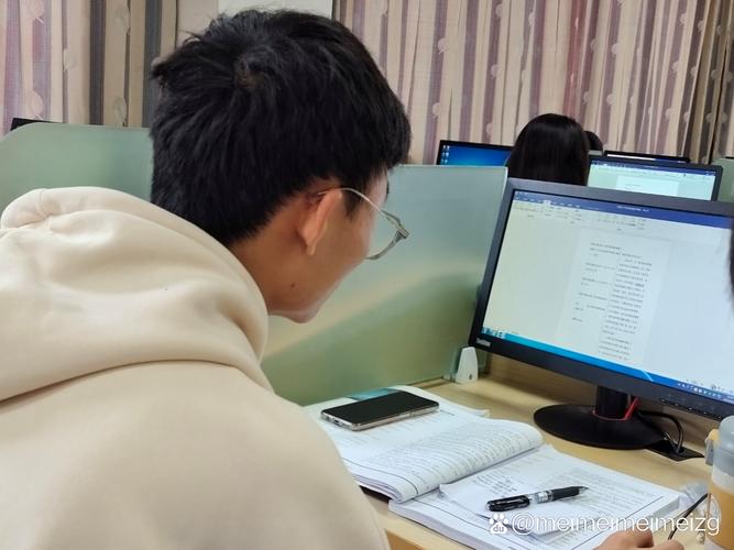年轻教育职场人加班整理学生升学数据场景