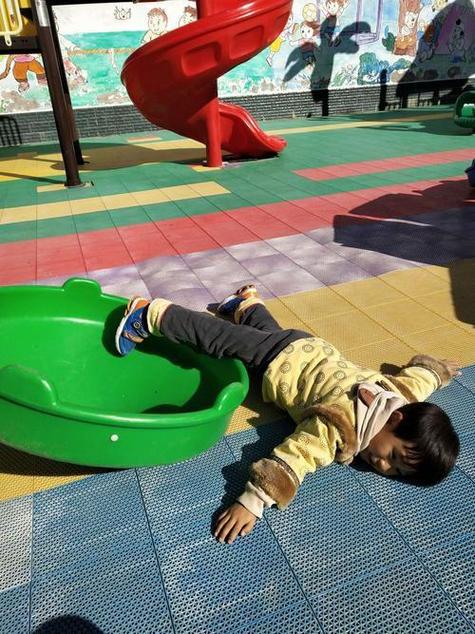 幼儿园户外滑梯摔倒孩童场景