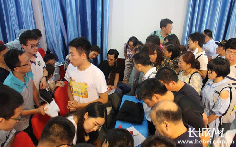 中外合作办学招生宣讲会现场,家长咨询台前拥挤