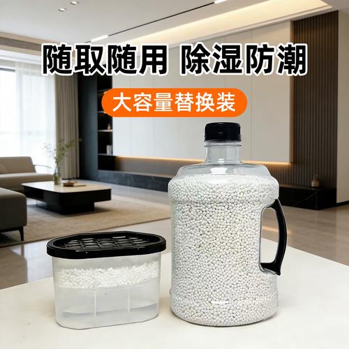 梅雨季衣柜挂在衣杆前端的氯化钙干燥剂实拍