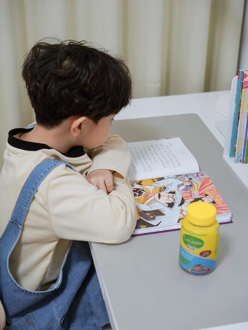 书桌前低头屏住呼吸的小学生