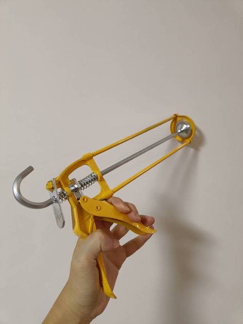 装修师傅正在使用胶枪打结构胶的正确姿势特写