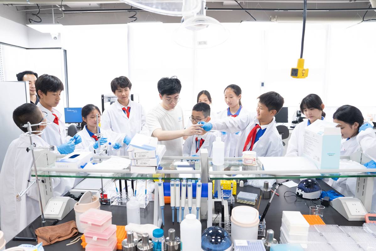 中小学师生国际科研项目研究经费申请现场