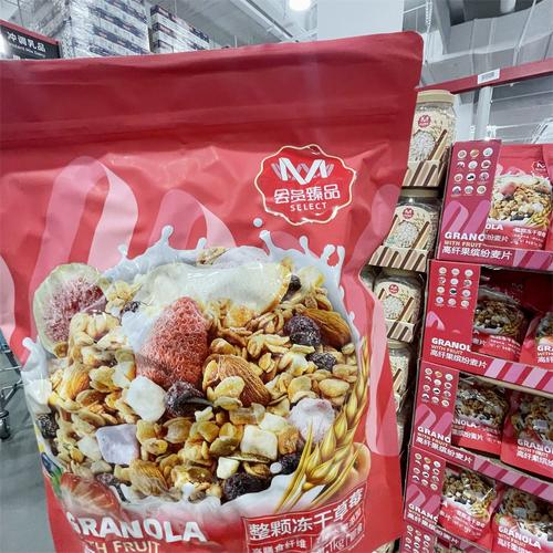 超市零食货架上摆着的各类袋装速溶燕麦片实拍