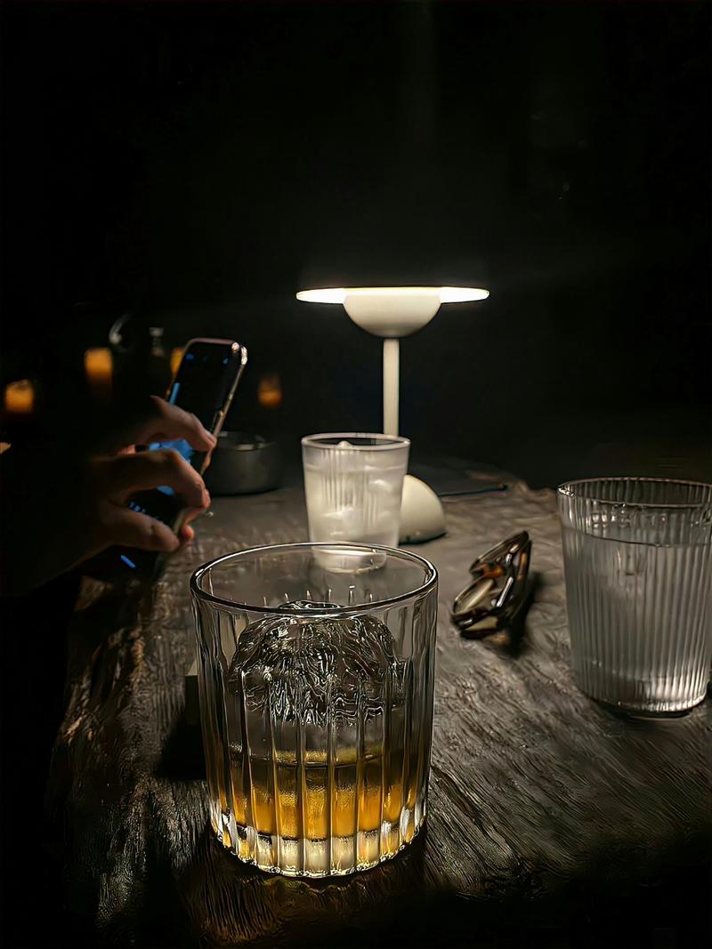 昏暗灯光下一杯威士忌和一台打字机特写氛围照